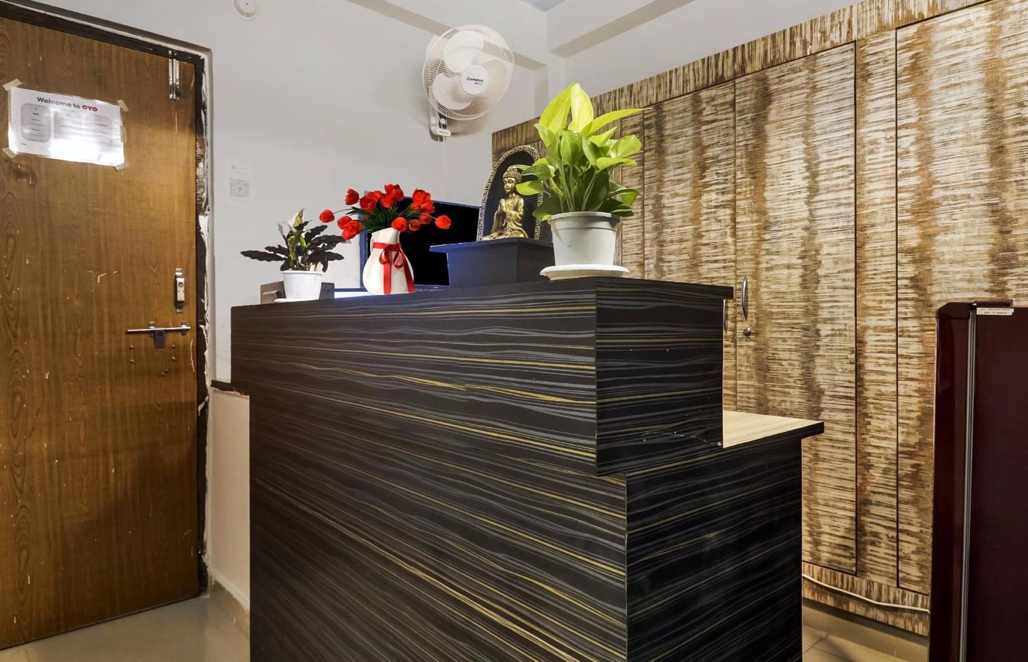 Super Townhouse Rcc Blizz Hotel Kondapur  Buitenkant foto