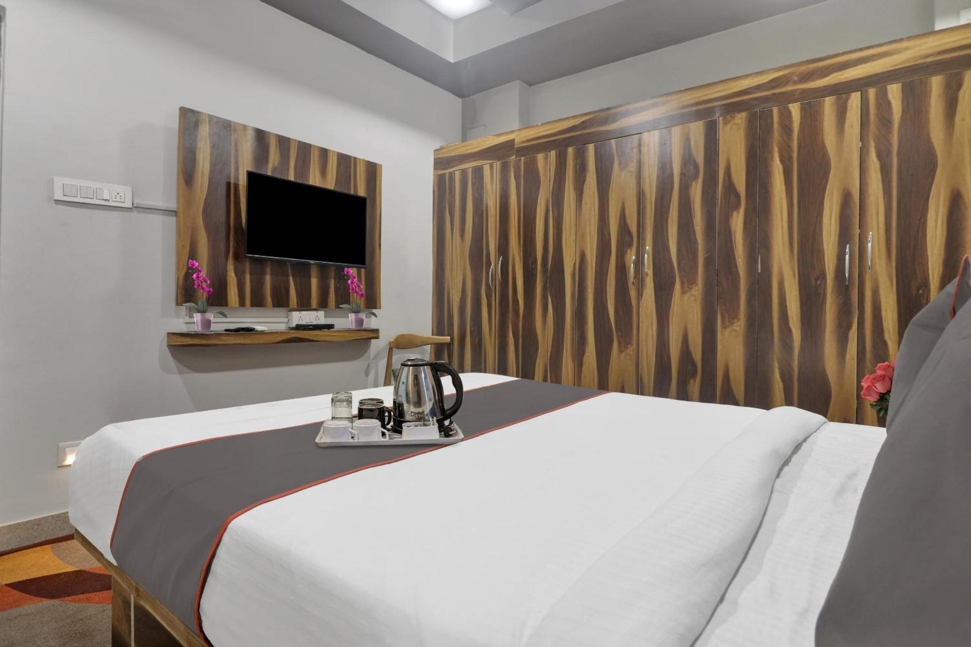 Super Townhouse Rcc Blizz Hotel Kondapur  Buitenkant foto