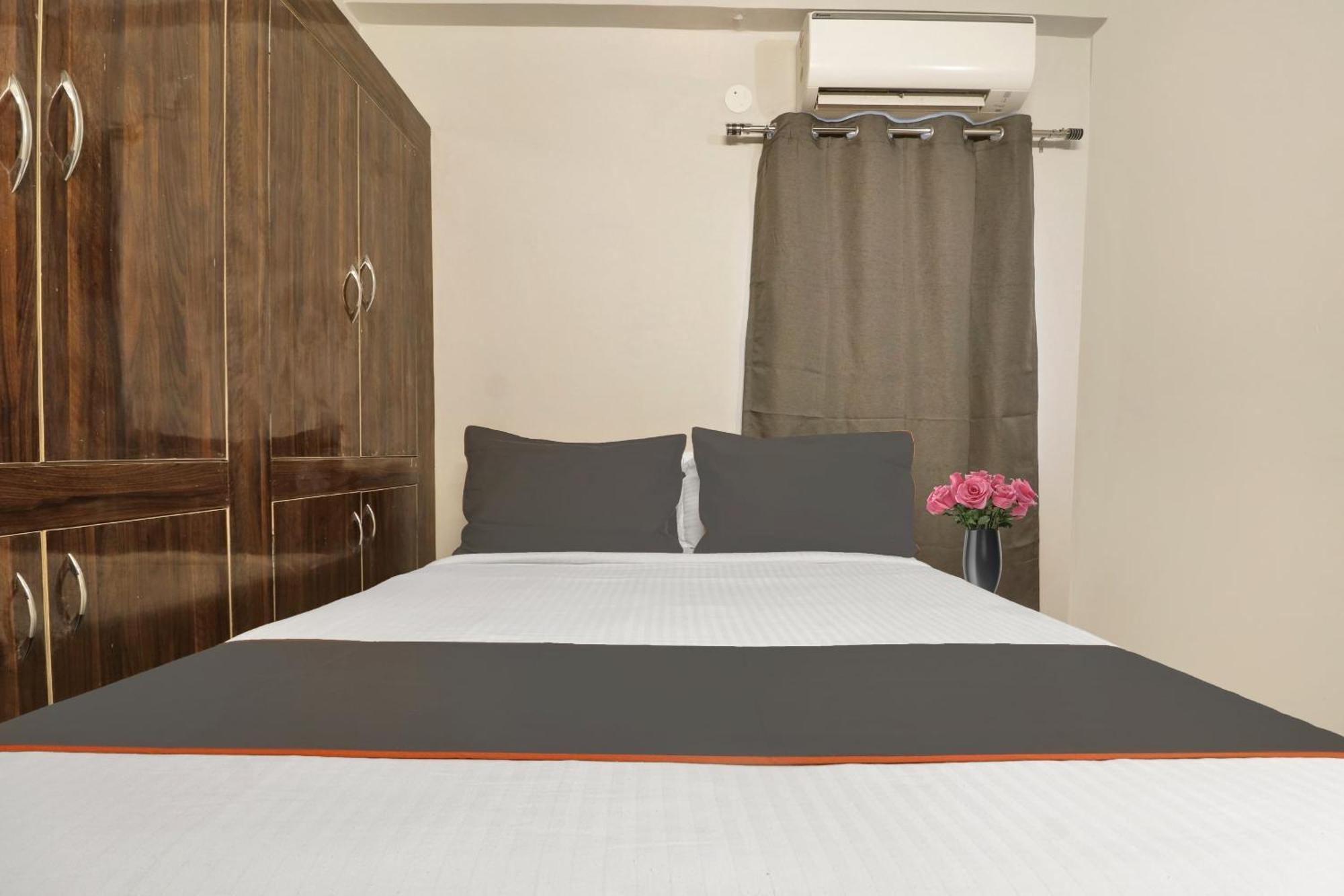 Super Townhouse Rcc Blizz Hotel Kondapur  Buitenkant foto
