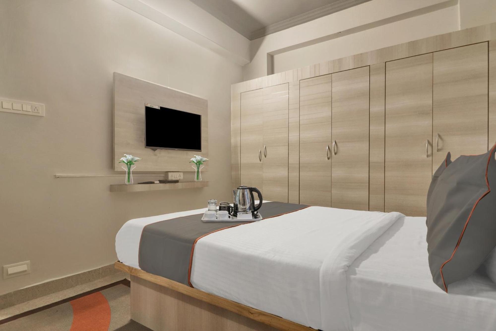 Super Townhouse Rcc Blizz Hotel Kondapur  Buitenkant foto