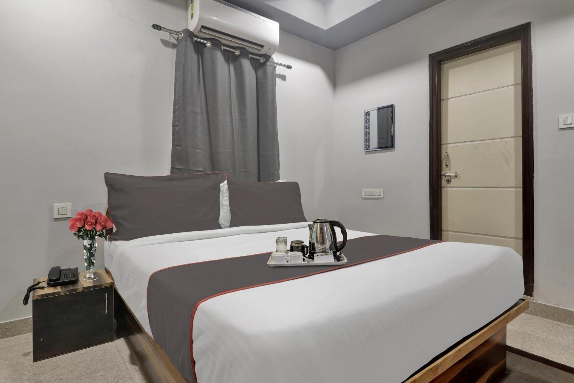Super Townhouse Rcc Blizz Hotel Kondapur  Buitenkant foto