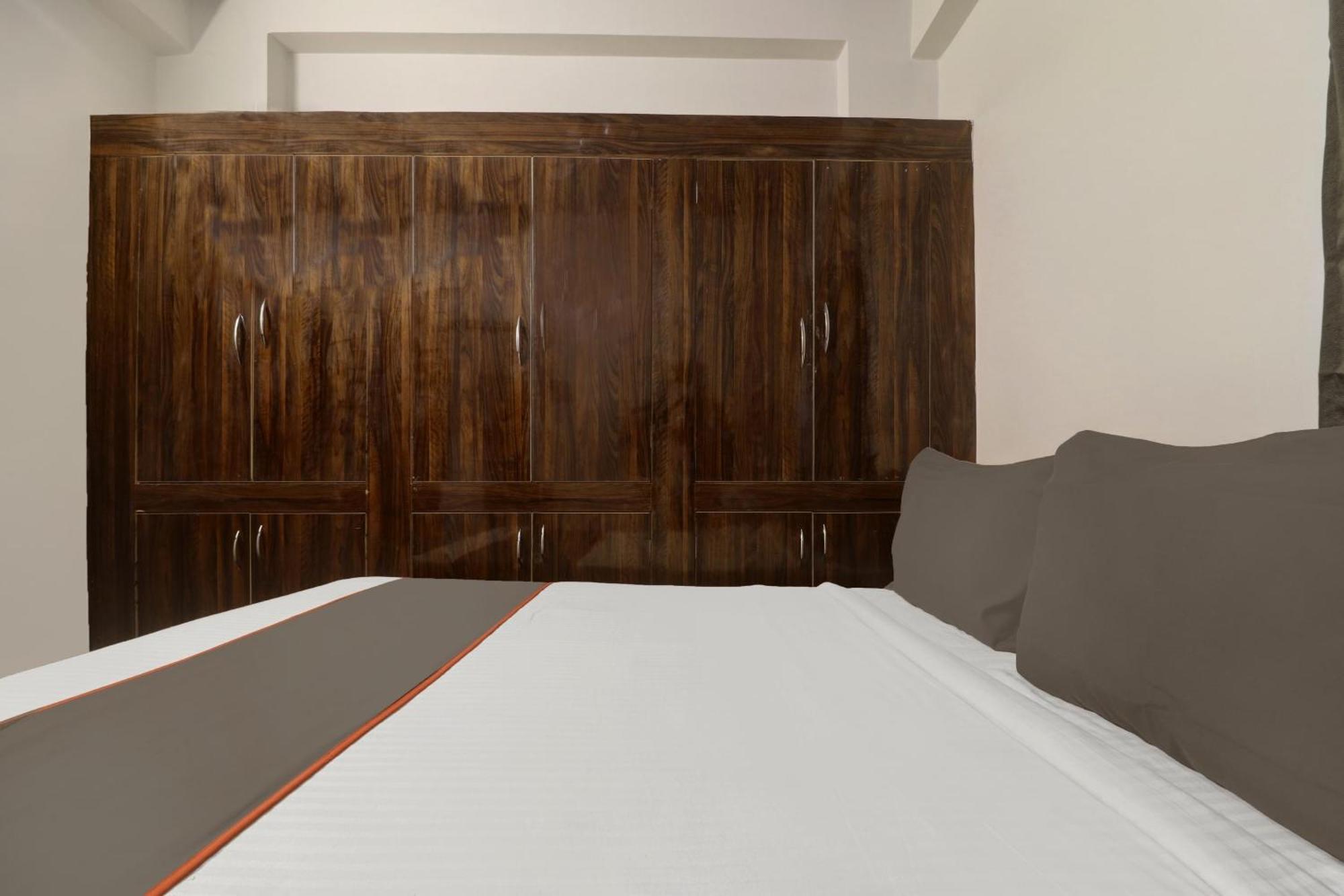 Super Townhouse Rcc Blizz Hotel Kondapur  Buitenkant foto