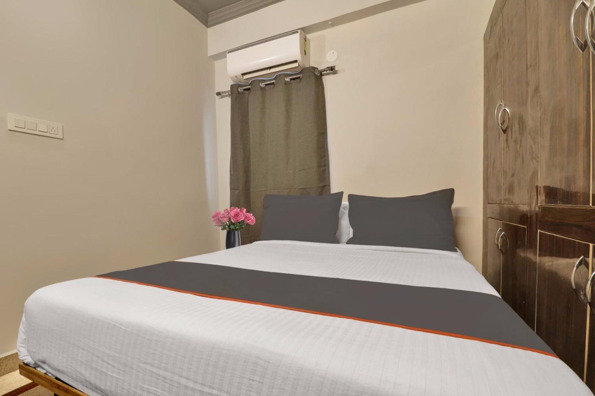 Super Townhouse Rcc Blizz Hotel Kondapur  Buitenkant foto