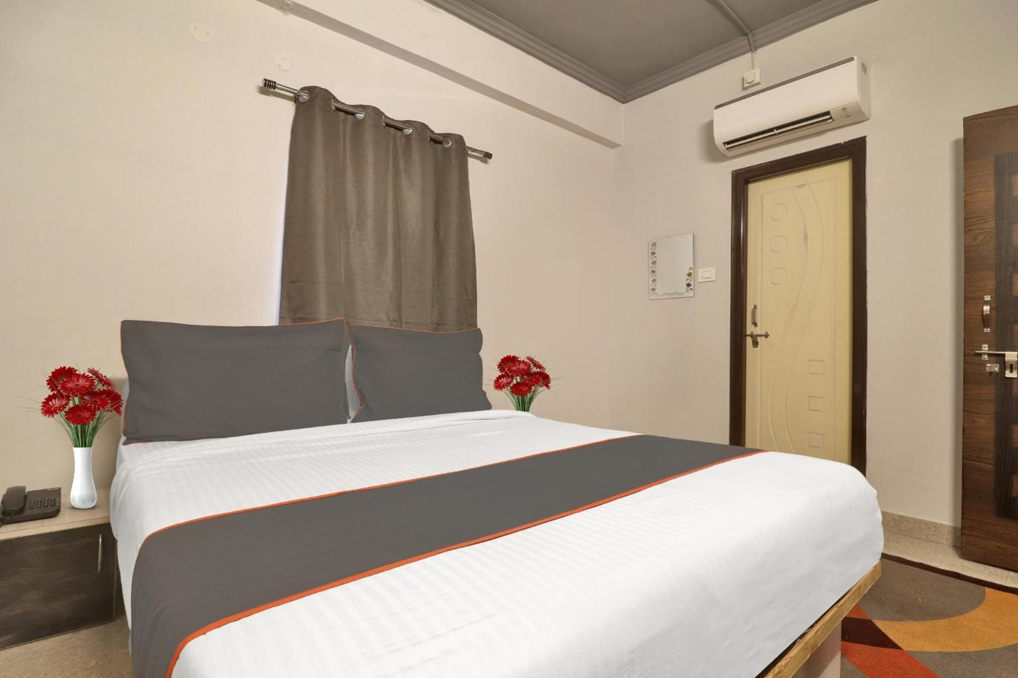 Super Townhouse Rcc Blizz Hotel Kondapur  Buitenkant foto
