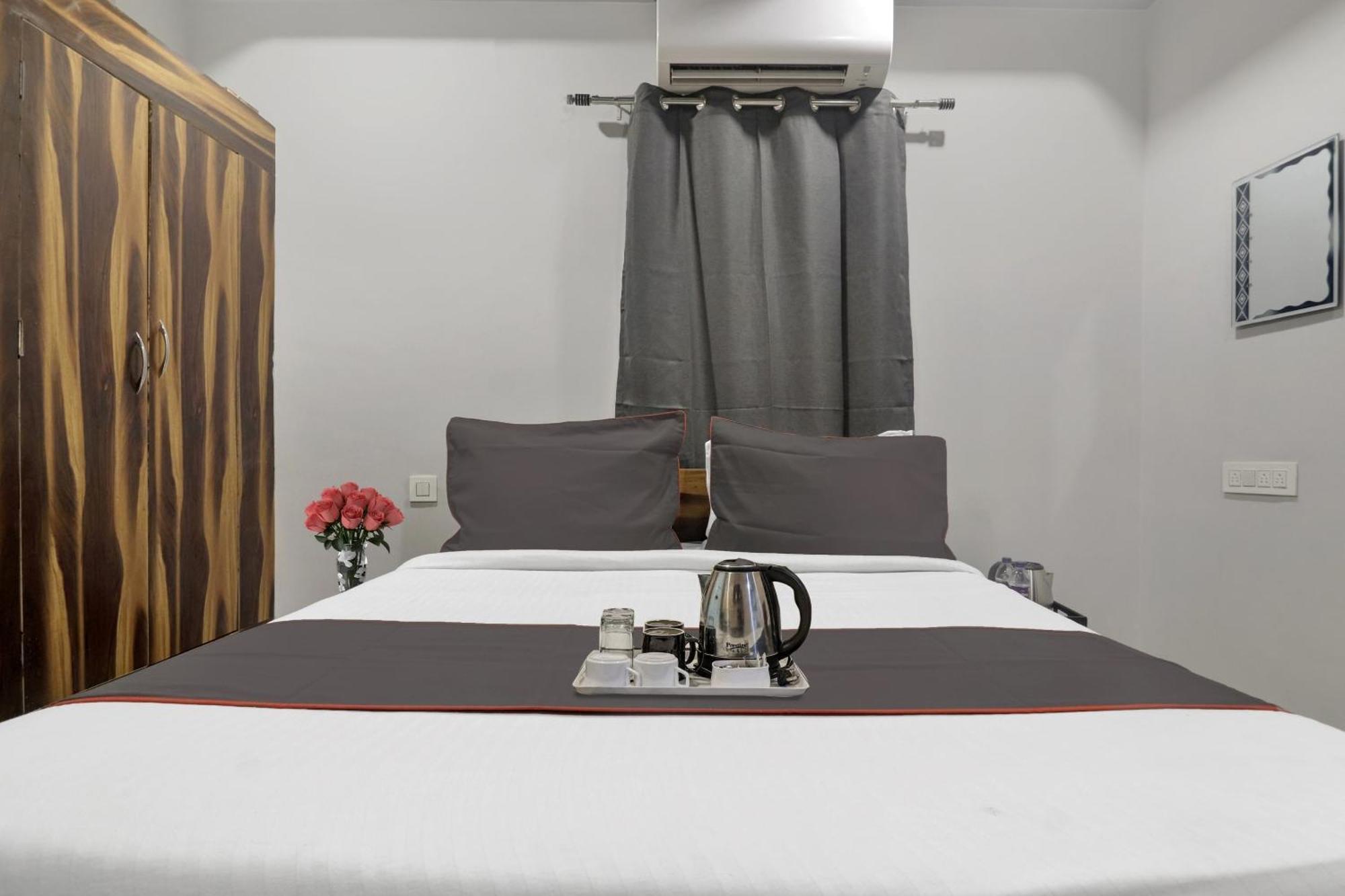 Super Townhouse Rcc Blizz Hotel Kondapur  Buitenkant foto