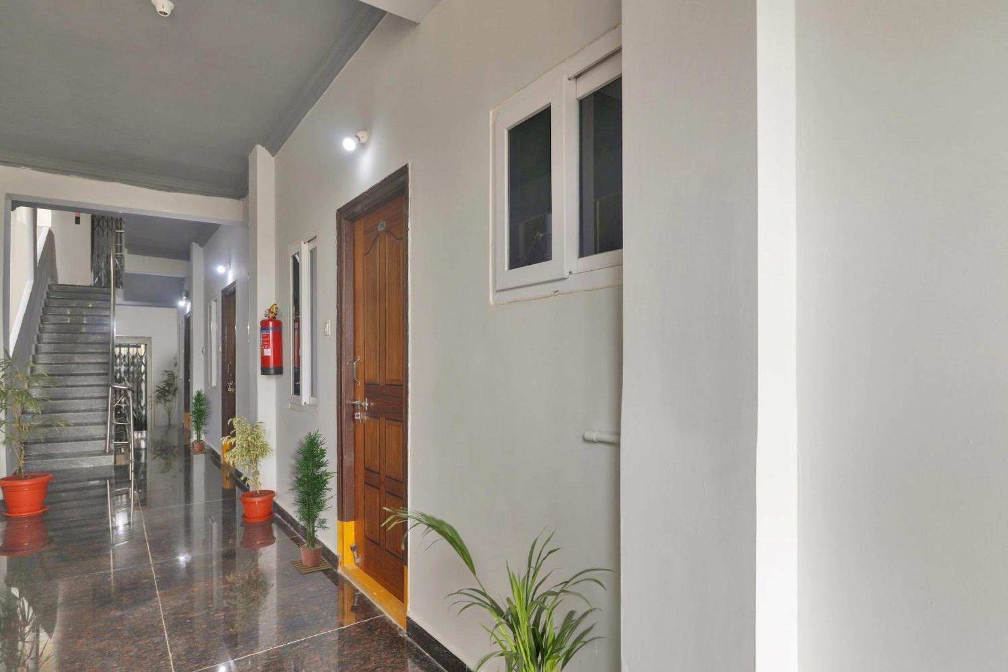 Super Townhouse Rcc Blizz Hotel Kondapur  Buitenkant foto