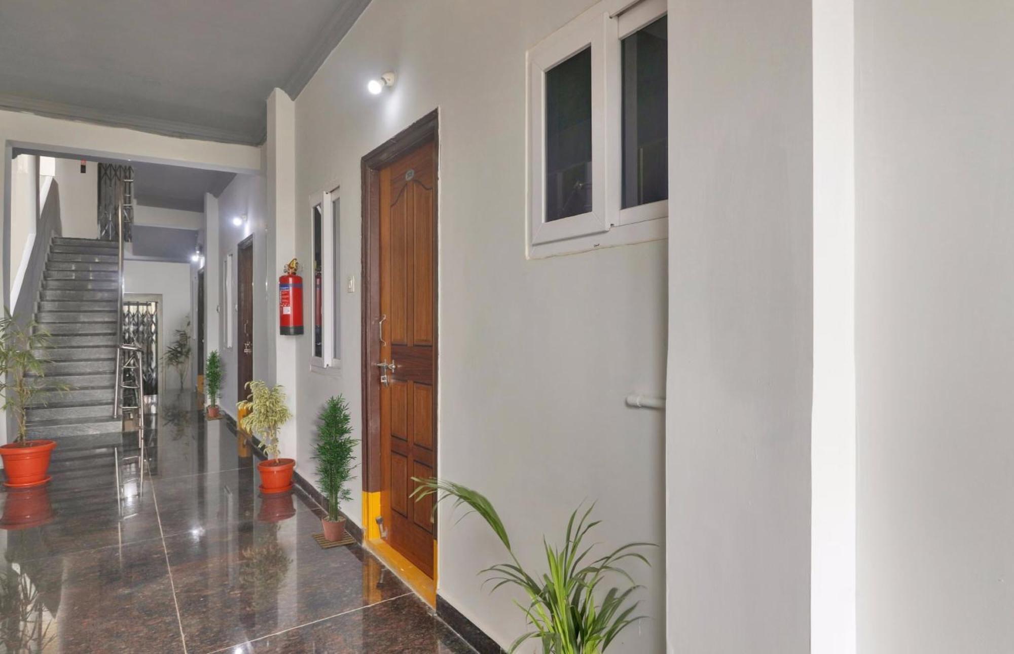 Super Townhouse Rcc Blizz Hotel Kondapur  Buitenkant foto