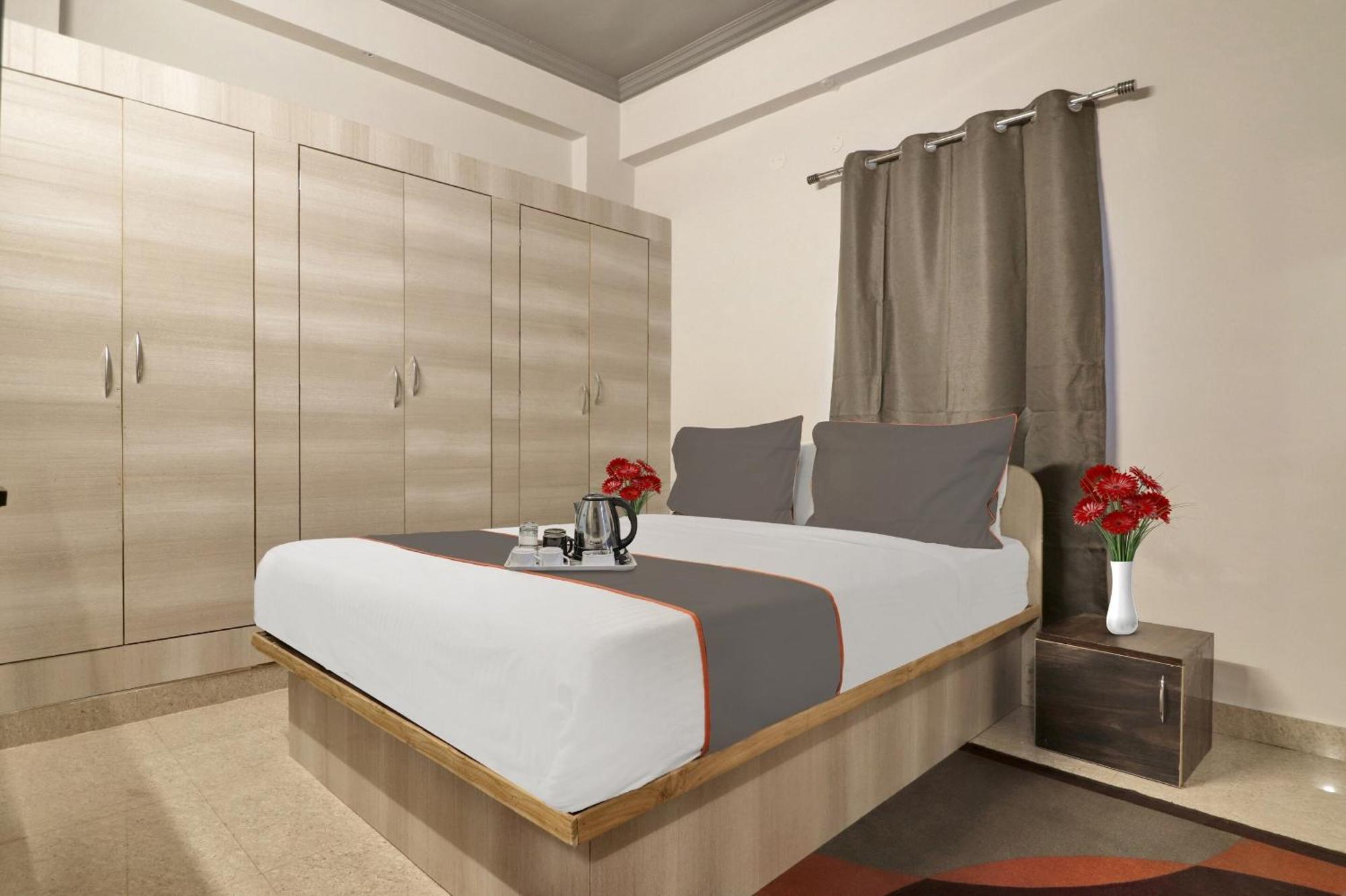 Super Townhouse Rcc Blizz Hotel Kondapur  Buitenkant foto