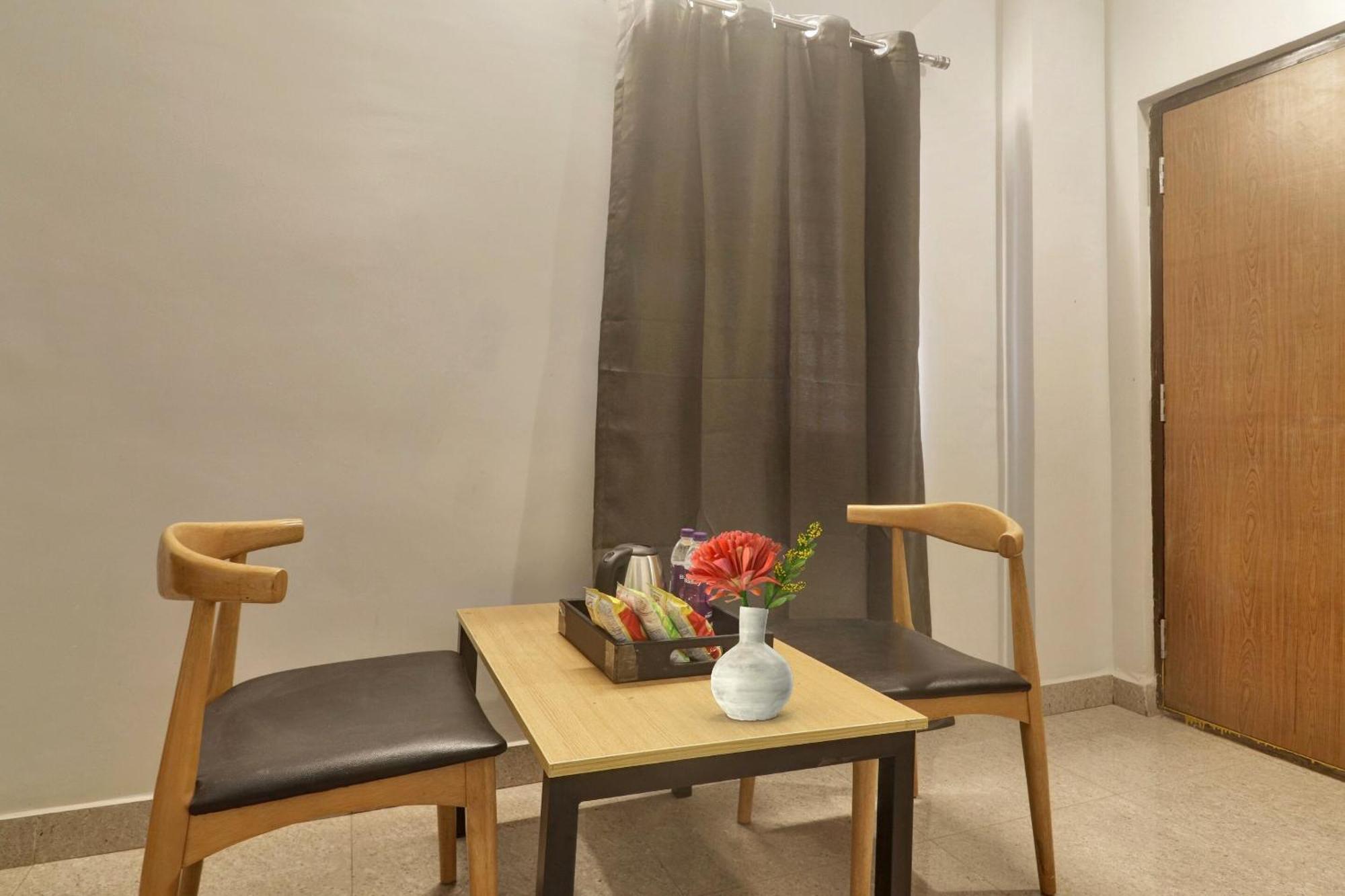 Super Townhouse Rcc Blizz Hotel Kondapur  Buitenkant foto