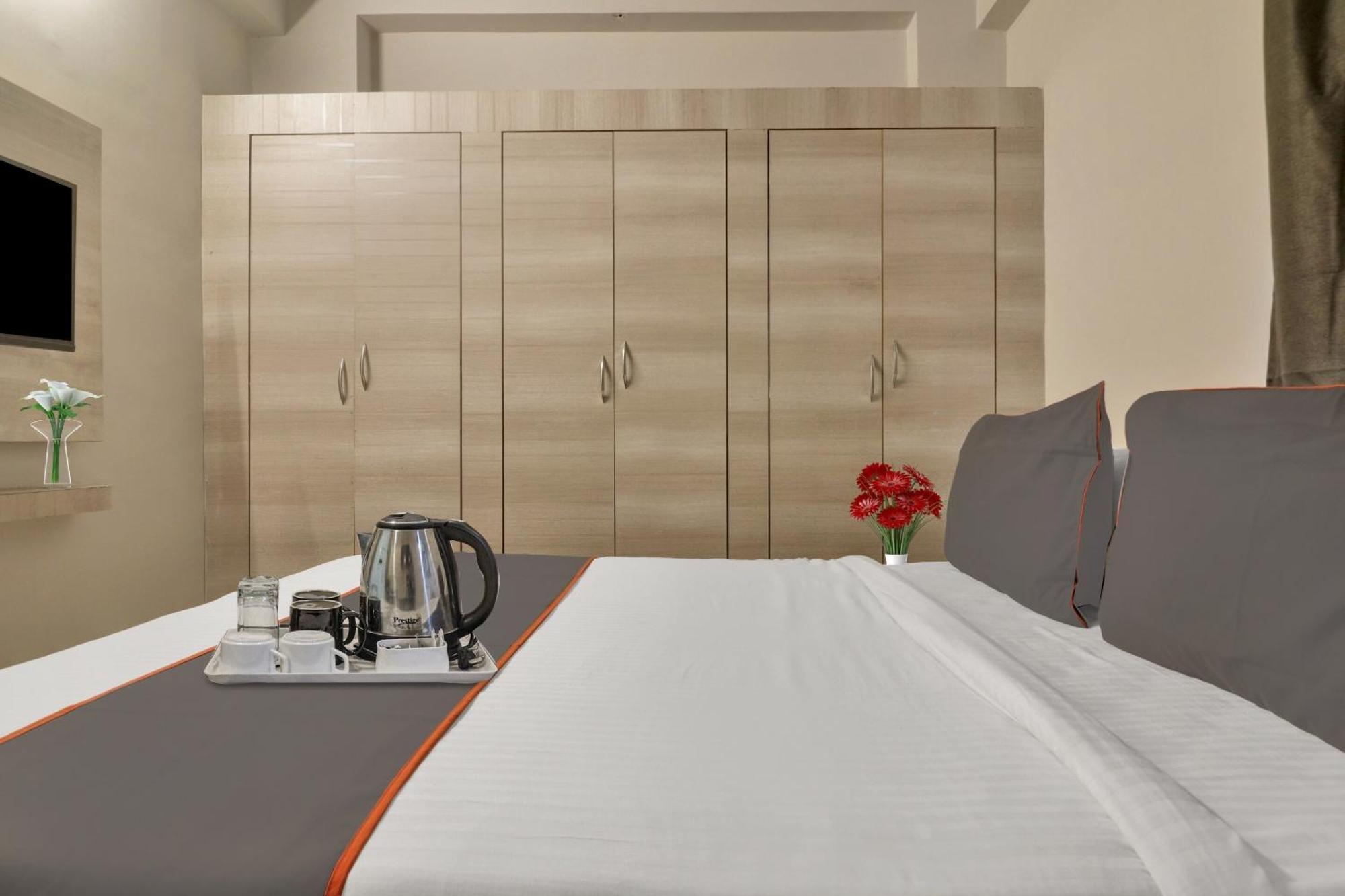 Super Townhouse Rcc Blizz Hotel Kondapur  Buitenkant foto