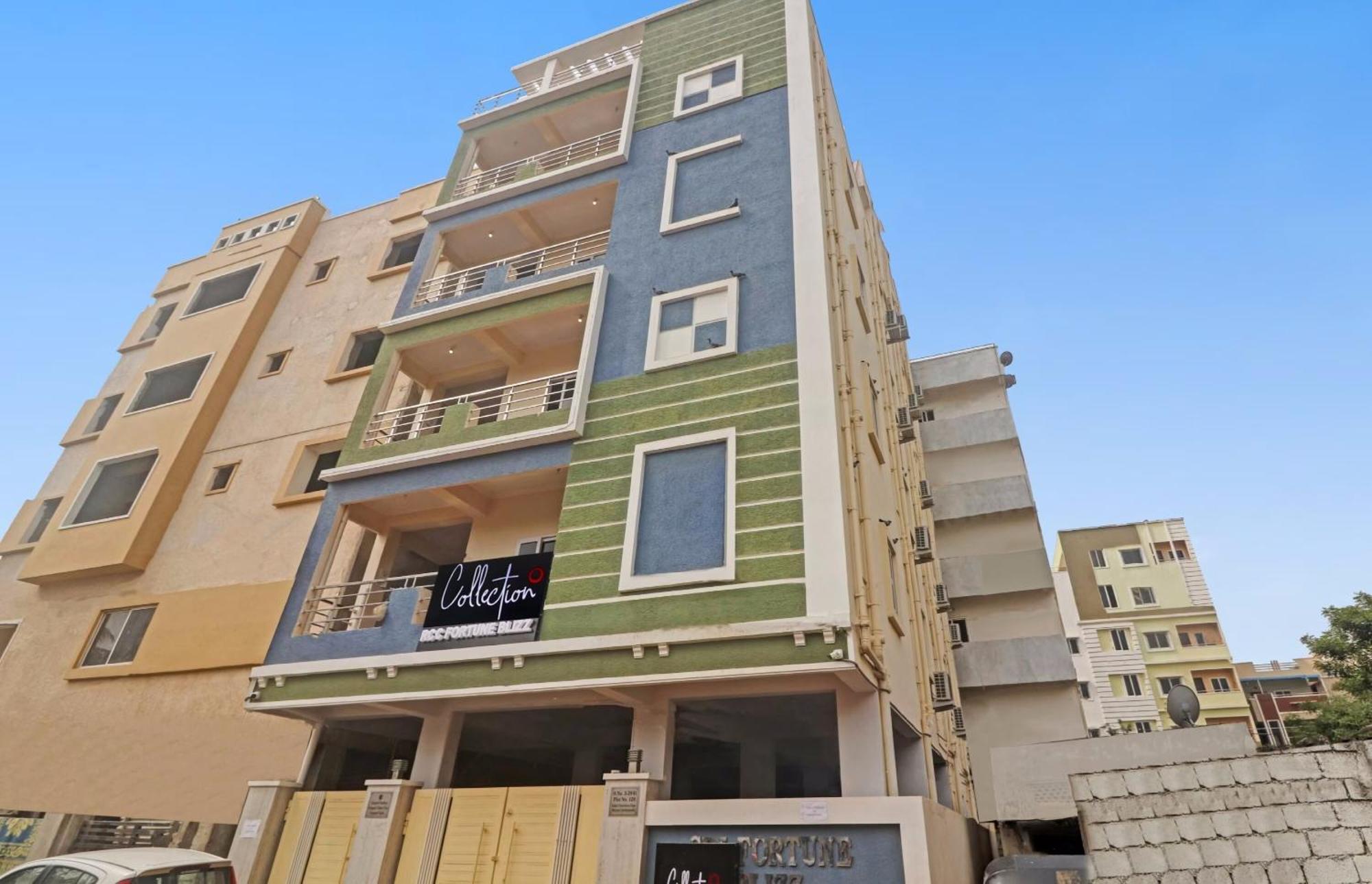 Super Townhouse Rcc Blizz Hotel Kondapur  Buitenkant foto
