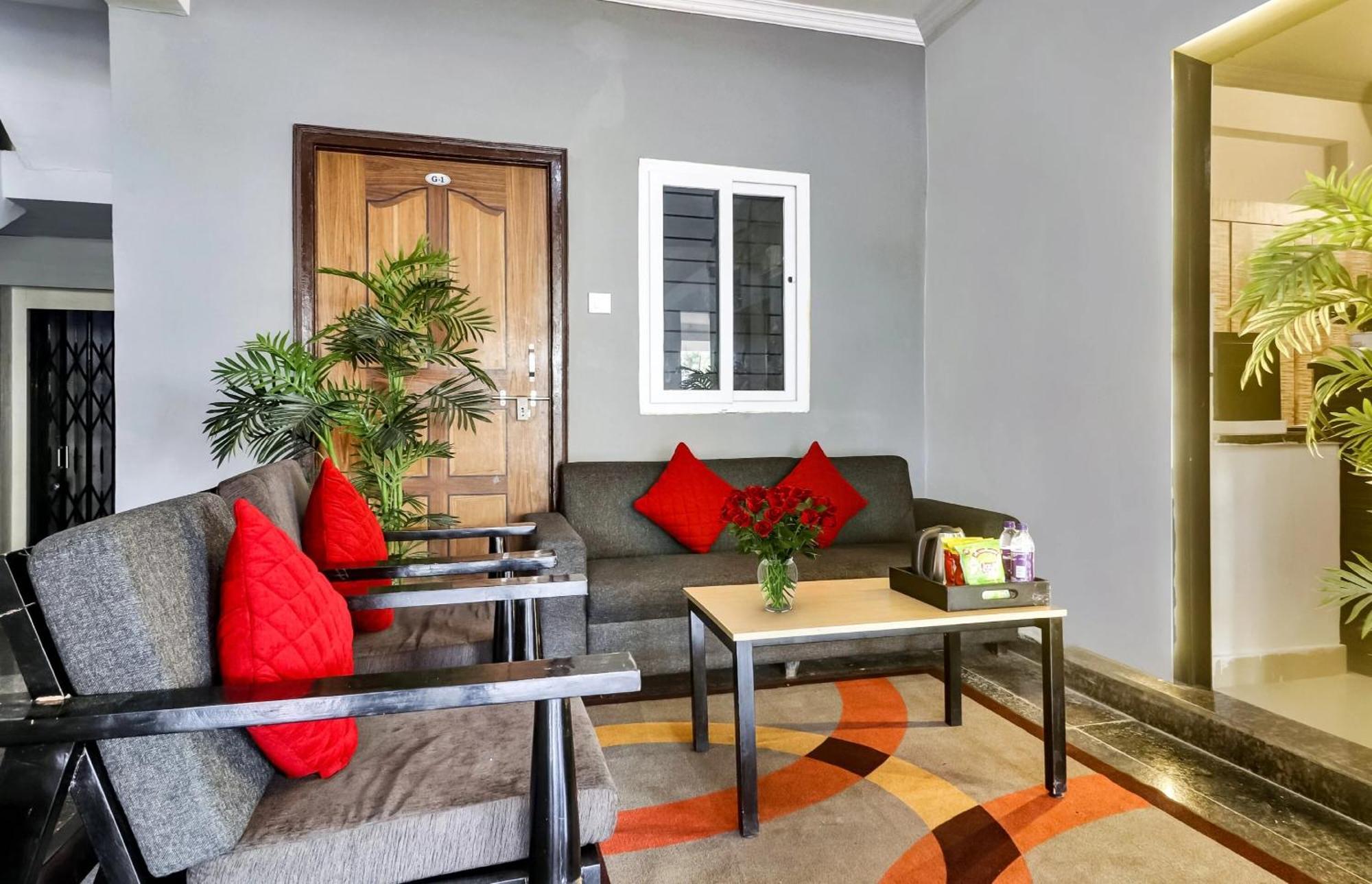 Super Townhouse Rcc Blizz Hotel Kondapur  Buitenkant foto
