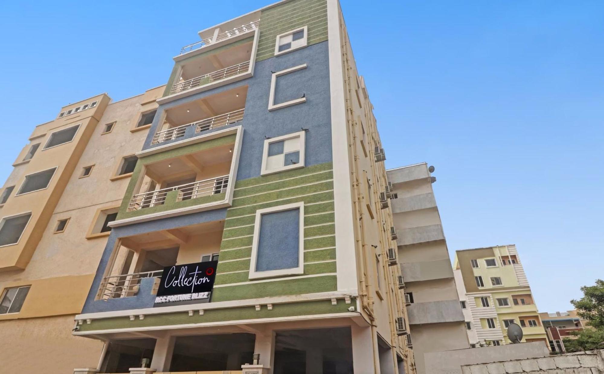 Super Townhouse Rcc Blizz Hotel Kondapur  Buitenkant foto