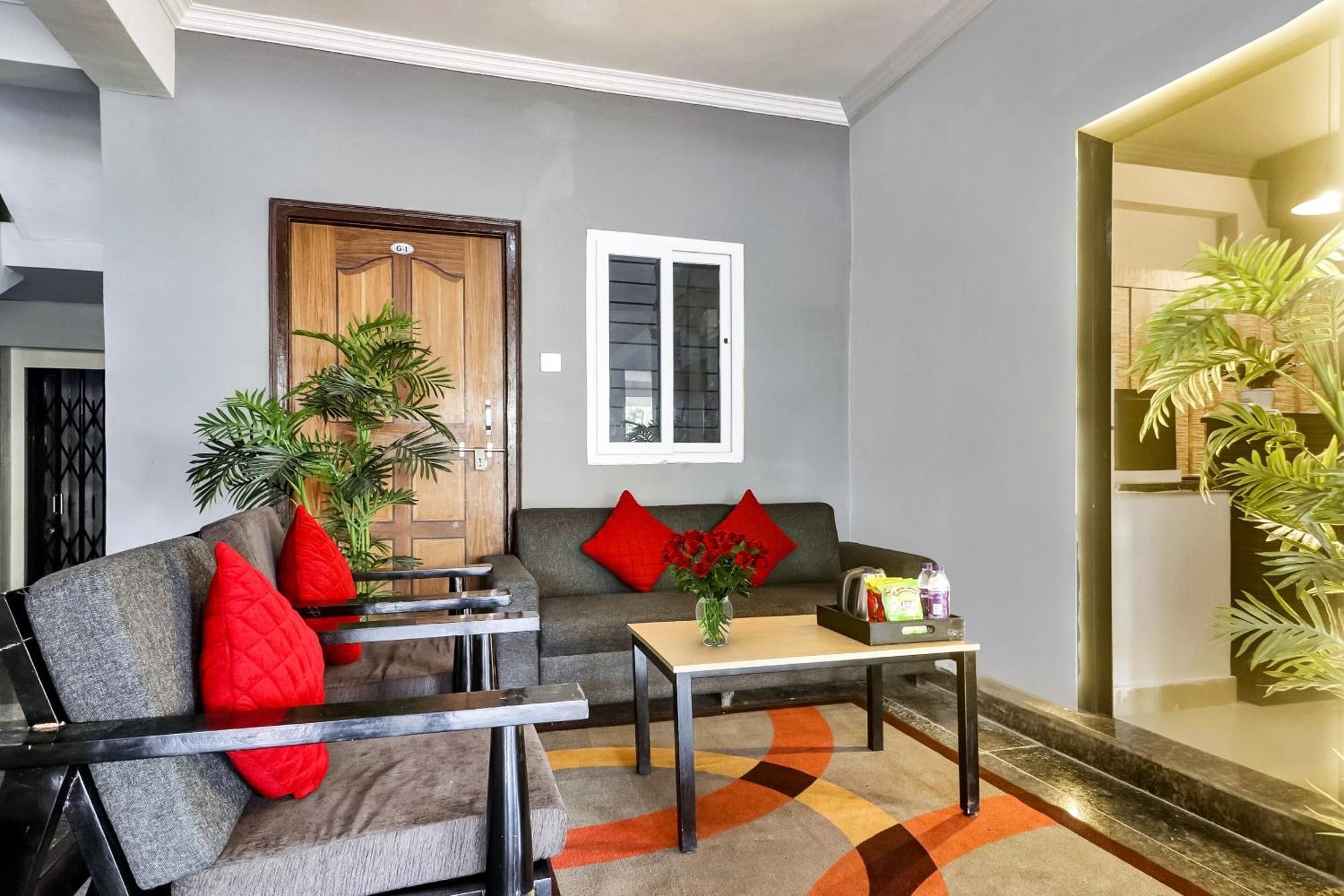 Super Townhouse Rcc Blizz Hotel Kondapur  Buitenkant foto