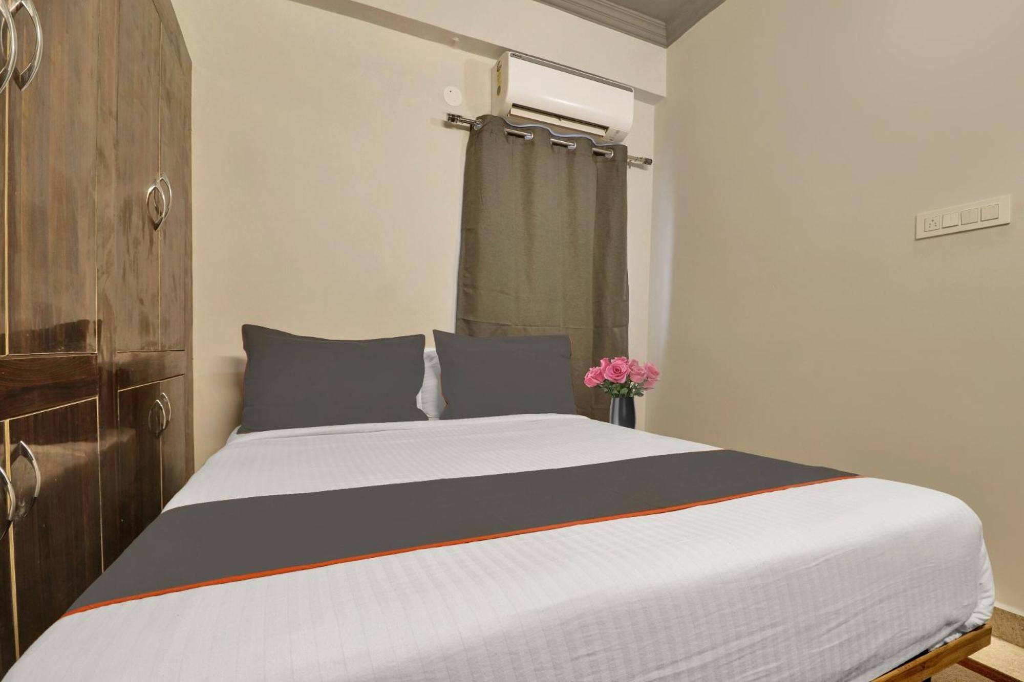Super Townhouse Rcc Blizz Hotel Kondapur  Buitenkant foto