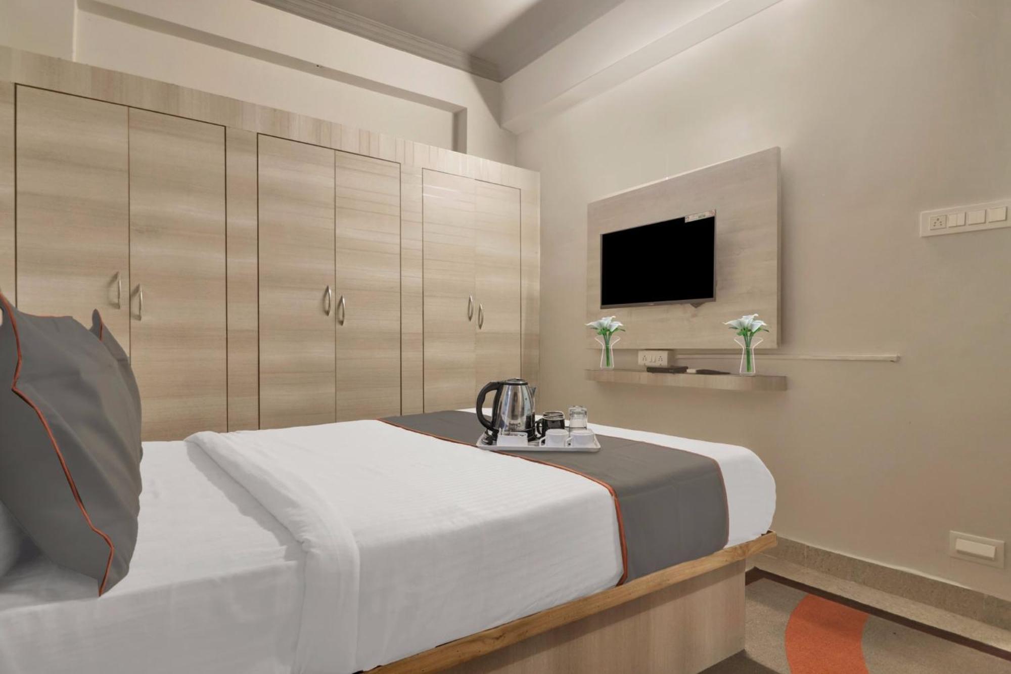 Super Townhouse Rcc Blizz Hotel Kondapur  Buitenkant foto