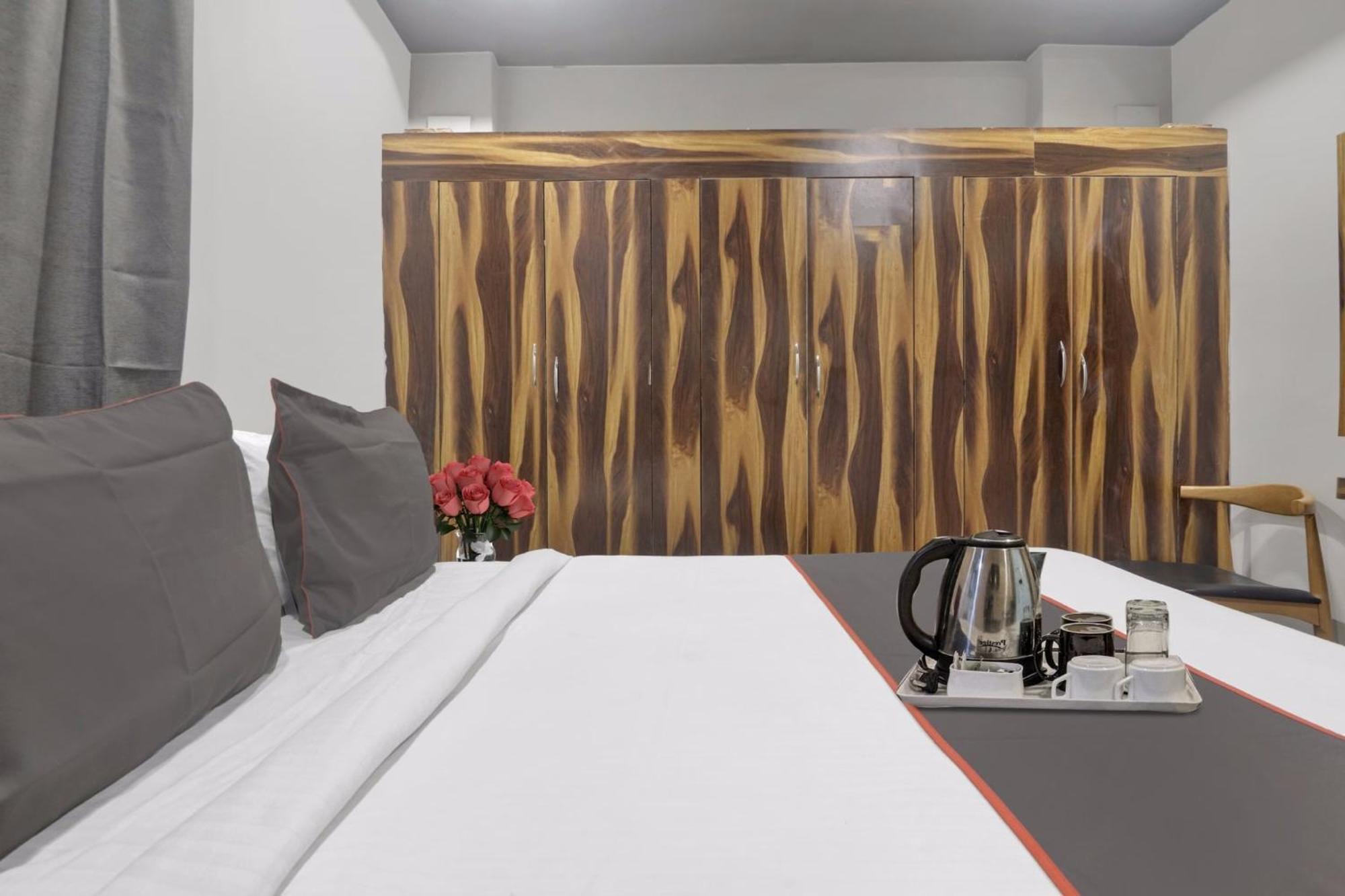 Super Townhouse Rcc Blizz Hotel Kondapur  Buitenkant foto