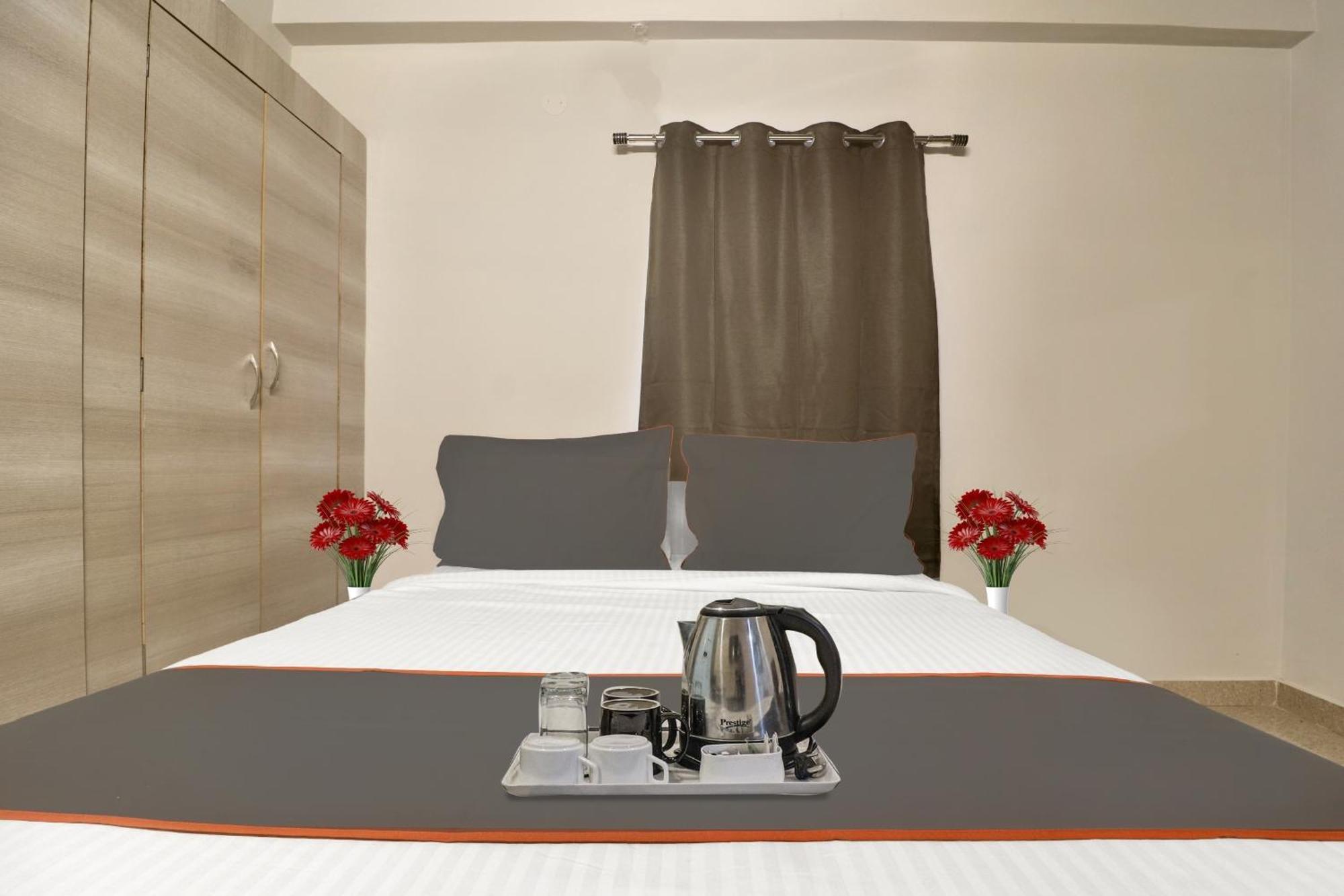 Super Townhouse Rcc Blizz Hotel Kondapur  Buitenkant foto
