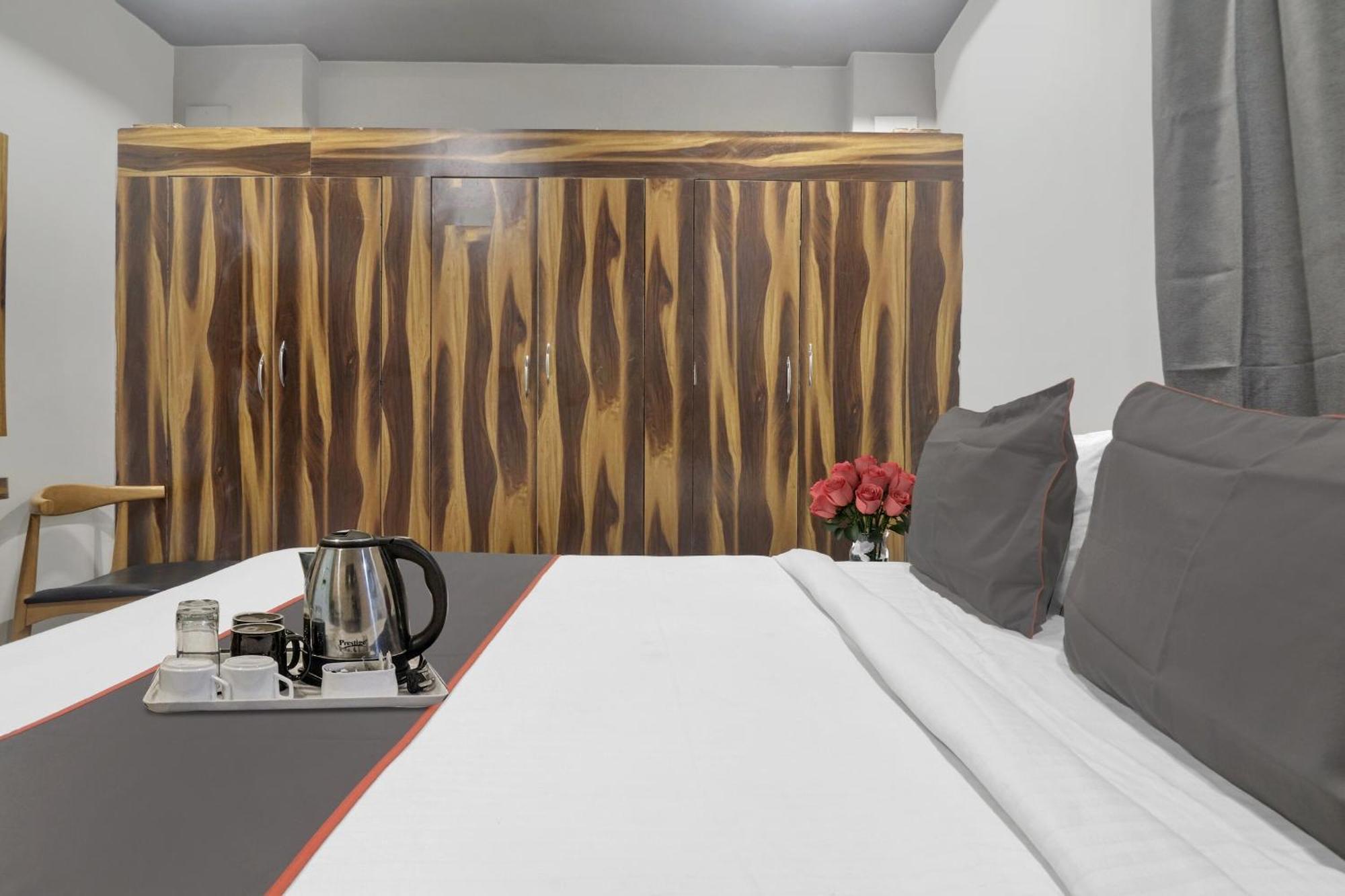 Super Townhouse Rcc Blizz Hotel Kondapur  Buitenkant foto